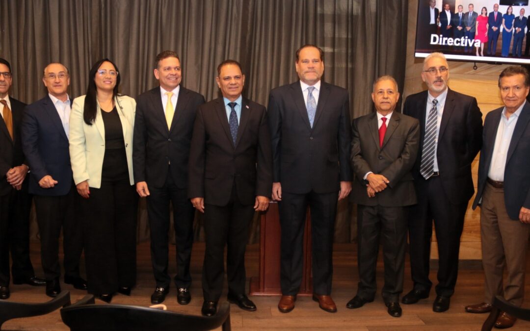 UNE renueva su directiva en un encuentroque reunió a líderes del empresariado