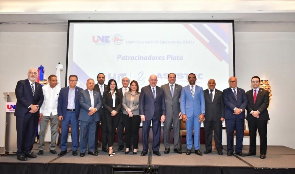 Directivos y participantes posan al finalizar el encuentro empresarial UNE-DGII