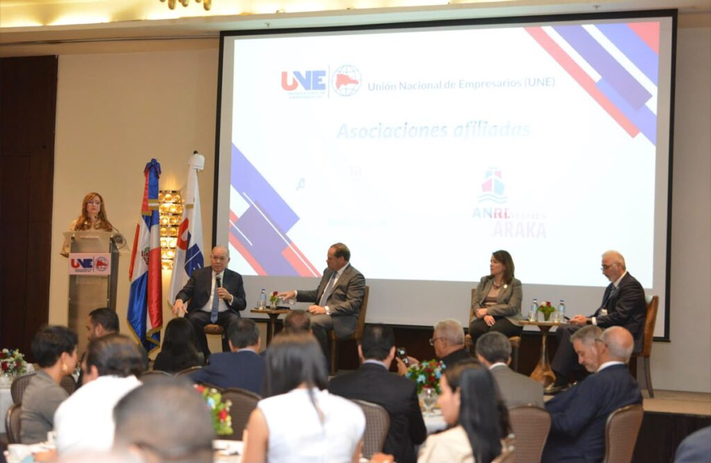 Panel principal del desayuno empresarial organizado por la UNE con la DGII