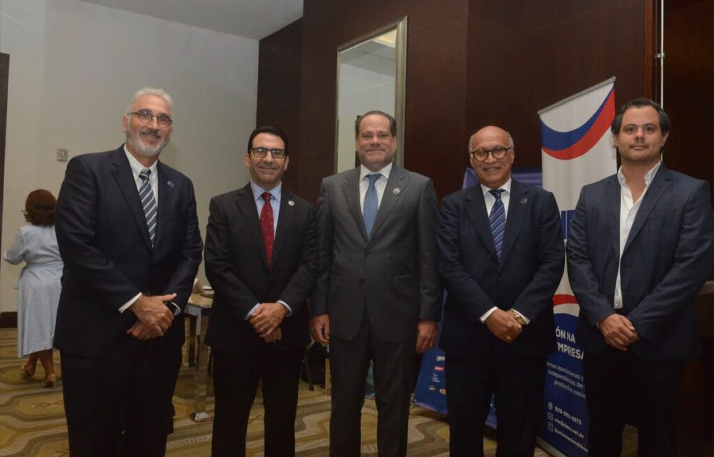 Participantes del desayuno empresarial de la UNE con la DGII