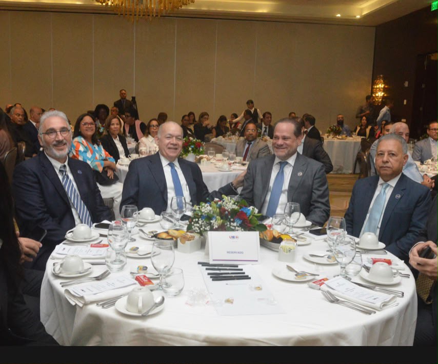Asistentes durante el encuentro empresarial entre la UNE y la DGII