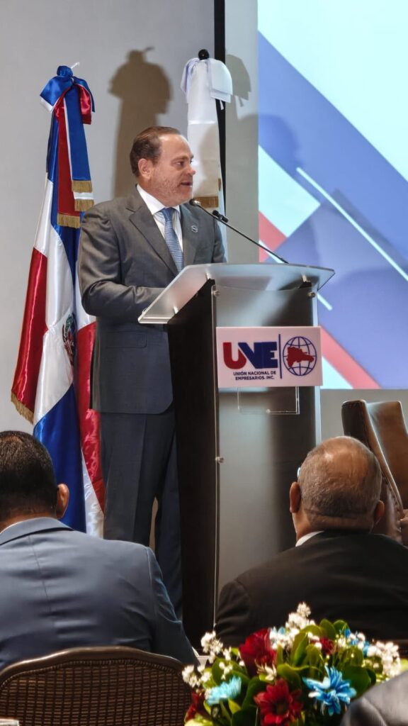 Expositor interviene en el desayuno empresarial UNE-DGII