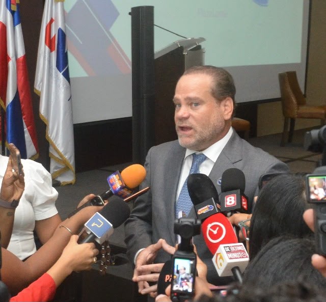 Representante de la UNE ofrece declaraciones a la prensa tras el encuentro con la DGII